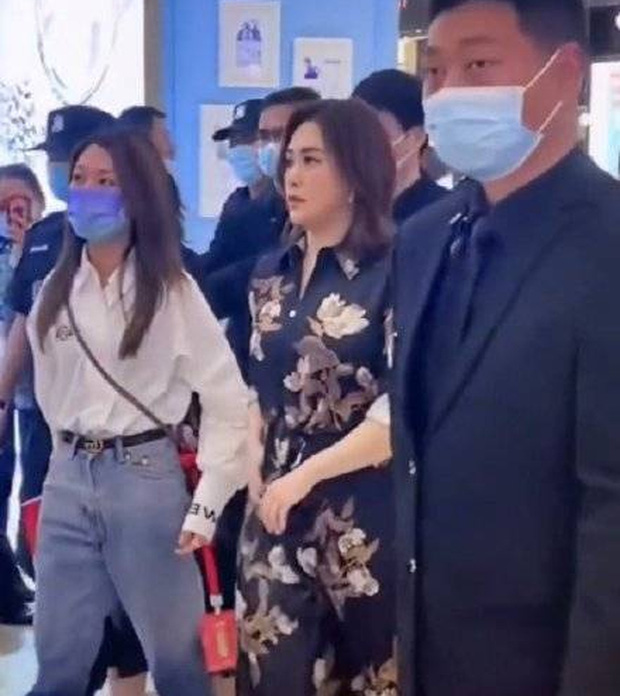 Chung Hân Đồng và những bức ảnh do team qua đường chụp vội, tiết lộ vóc dáng và nhan sắc thật