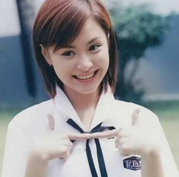 Những bức ảnh thời còn học cấp 3 của Chung Hân Đồng cách đây không lâu bỗng dưng hot trở lại. Giờ đây, vóc dáng của thành viên nhóm TWINS khác hoàn toàn trước đây