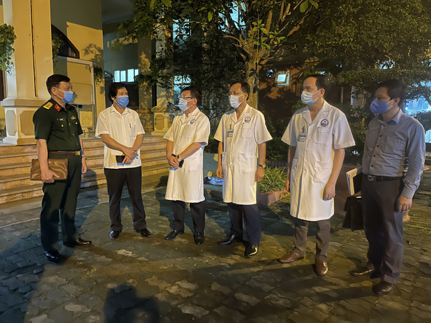 Ban chỉ đạo Phòng chống dịch bệnh Covid-19 tỉnh Vĩnh Phúc làm việc với BVĐK tỉnh trong đêm 6/5 (Ảnh: L.D.T.)