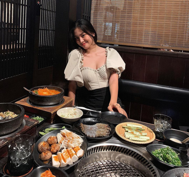 Thật ra những chiếc áo kiểu cách như vậy đã đủ làm điểm nhấn cho cả set đồ nên bạn cứ tinh thần đơn giản mà thẳng tiến nhé. Với chiếc áo tay siêu phồng lại còn nhún bèo, giả dáng corset cầu kỳ như của Tiểu Vy thì chỉ cần một em chân váy hay short bermuda đen hoặc beige là okela rồi