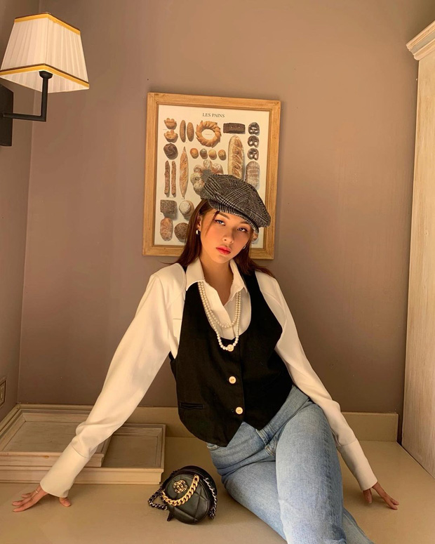 Tuy không kiểu cách, nhưng những chiếc áo lụa trơn thế này cũng khiến không ít cô nàng khó xử vì không biết phối sao cho phải. Sẵn tiện tinh thần retro, bạn có thể tham khảo outfit xịn xò của Phí Phương Anh gồm gile, mũ beret nam, jeans cạp cao ống loe cùng phụ kiện ngọc trai để đổi gió một bữa xem sao. Dám cá bạn sẽ nhận được cơn mưa lời khen đó!