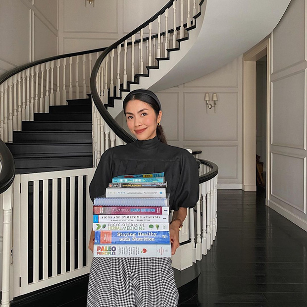 Những cô nàng có phần hông khiêm tốn và phần vai hơi thô có thể học cách phối đồ của Hà Tăng. Cô sơ vin áo tay bồng lỡ, cao cổ màu đen với quần cạp cao dáng baggy hơi rộng ở phần hông giúp bạn 