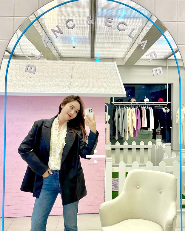 Một outfit xứng đáng điểm 10 thanh lịch của Jessica. Với kiểu áo diềm bèo quý tộc này, bạn đừng tham lam phụ kiện hay những item màu sắc, họa tiết nào khác nếu không muốn bị chê là 