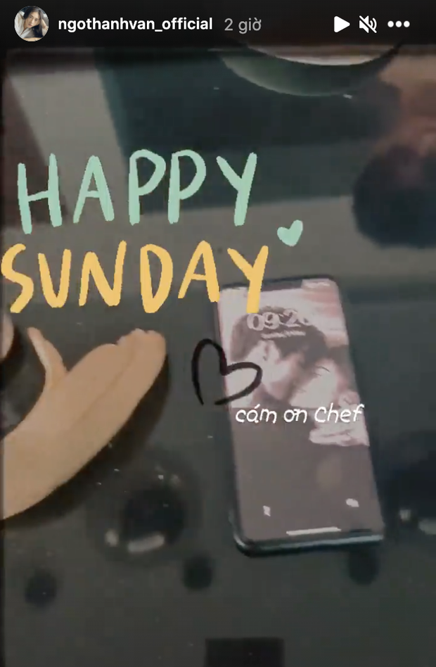 Ngô Thanh Vân cài màn hình khoá điện thoại bằng ảnh hôn môi cực ngọt với Huy Trần