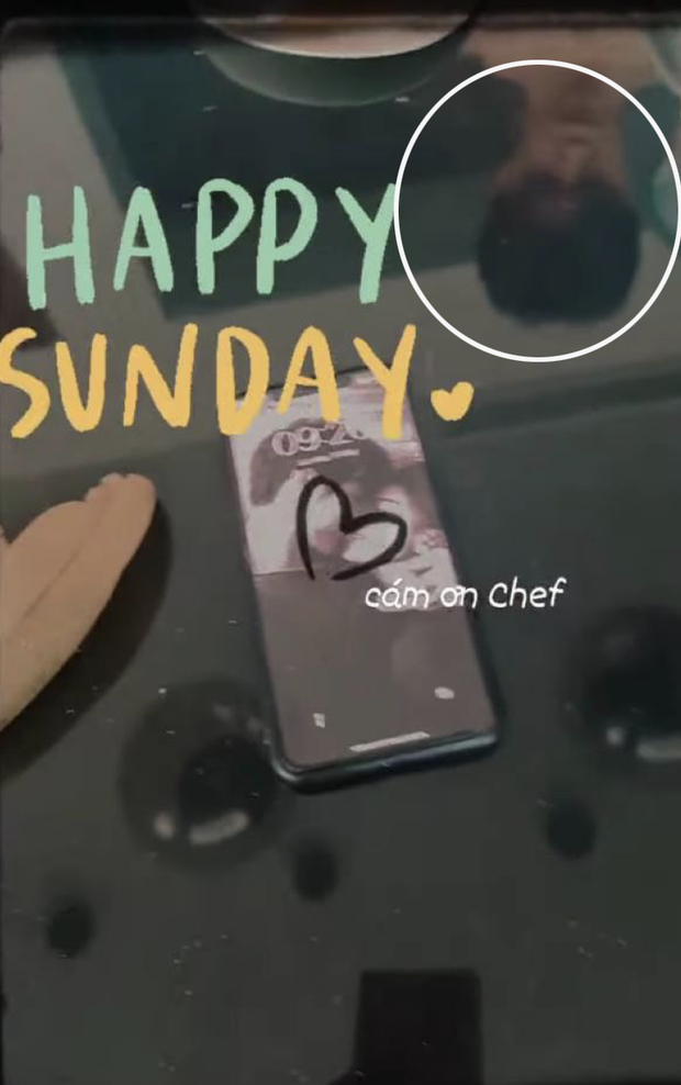 Hình ảnh của Huy Trần phản chiếu qua tấm kính