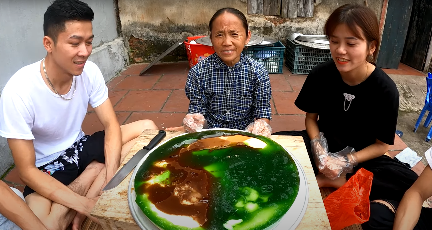 Món ăn trên mạng siêu đẹp và món thạch sơn thủy của bà Tân khác nhau một trời, một vực.