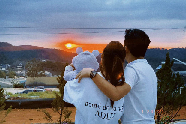 Từ trước đến nay, Nhã Phương chỉ chia sẻ hình ảnh chụp từ sau lưng của con gái Destiny