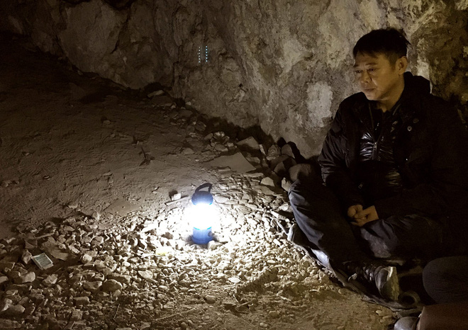 Cảnh Lý Liên Kiệt ngồi thiền trong hang được nhiều trang tin Trung Quốc đăng tải và khẳng định đây là hình ảnh gần đây của ông.