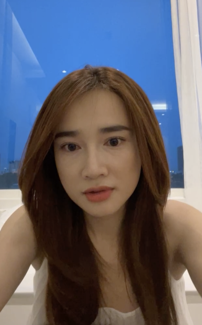 Nhã Phương cũng nhiều lần gọi em bé xuất hiện trong clip là cháu