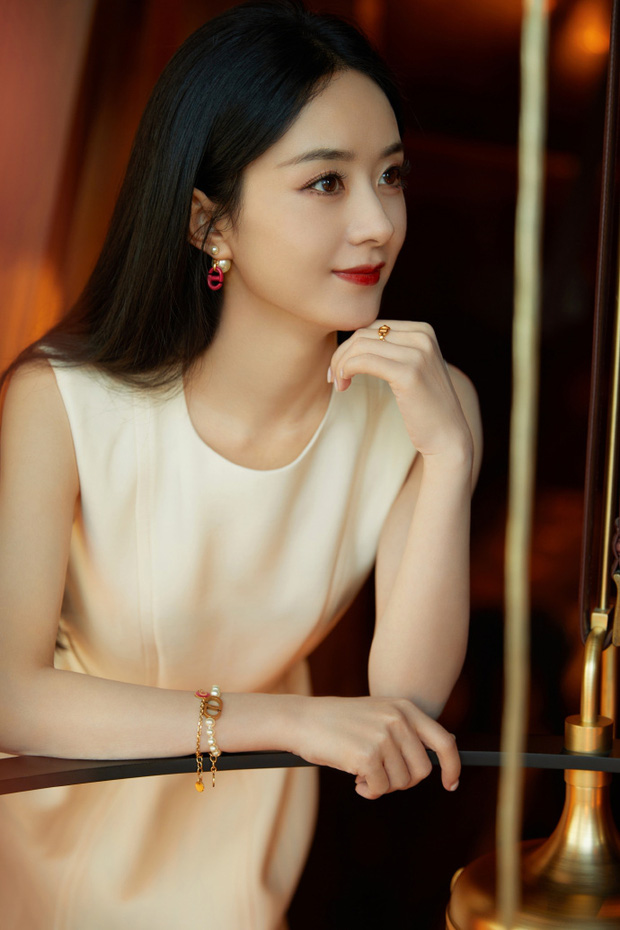 Góc nghiêng xinh đẹp và khả ái của nữ thần họ Triệu