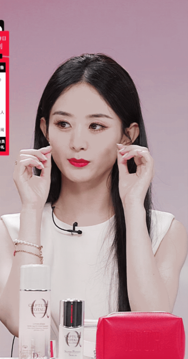 Triệu Lệ Dĩnh vui vẻ giao lưu cùng các fan, liên tục tươi cười rạng rỡ