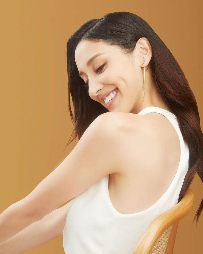 Vì thế, không khó hiểu khi Hoa hậu Hong Kong 2013 từng khiến Hà Du Hanh - con trai vua sòng bài Macau Hà Hồng Sân mê đắm. Để theo đuổi mỹ nhân, thiếu gia nhà giàu không tiếc lời khen ngợi Khải Lâm trên mạng xã hội, thậm chí gọi cô là 