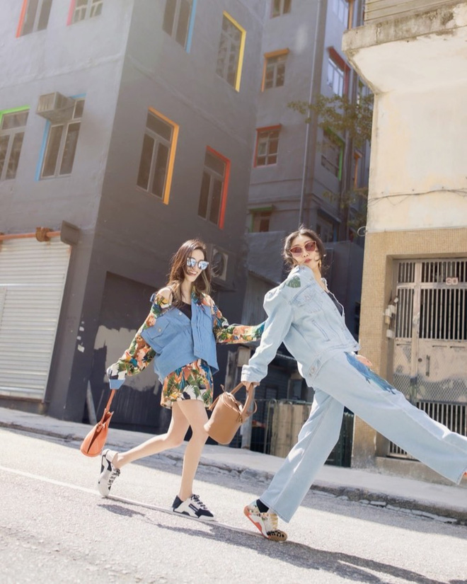 Mới đây, hoa hậu Trần Khải Lâm gây chú ý khi chụp ảnh trên đườmg phố Causeway Bay. Diện váy ngắn trẻ trung, nàng hậu 30 tuổi được khen ngợi với đôi chân thon dài, làn da trắng sáng, nụ cười rạng rỡ.