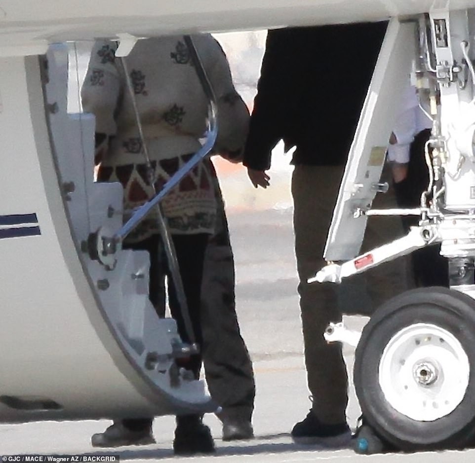 Ben còn công khai nắm lấy tay tình cũ một cách thân thiết