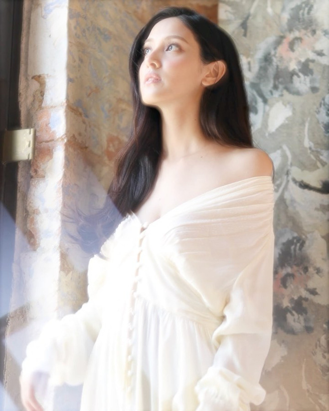 Trần Khải Lâm sinh năm 1991, cô nổi tiếng sau khi đăng quang Hoa hậu Hong Kong 2013 và được mệnh danh là 