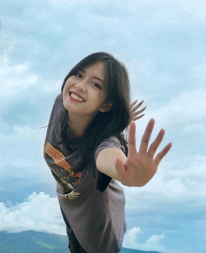 Nụ cười toả nắng của cô bạn