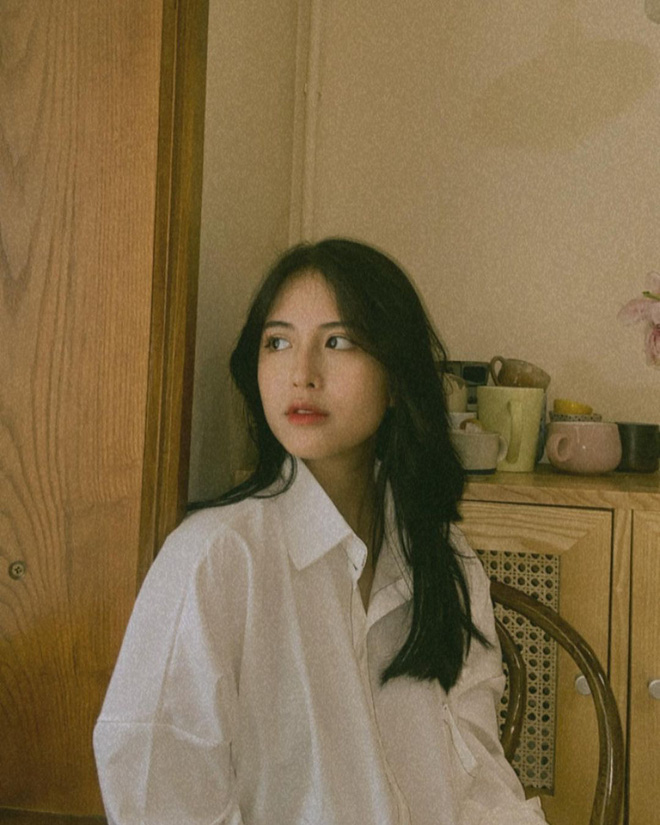 Chỉ mặc áo sơ mi trắng thôi Kim Ngân vẫn cực xinh