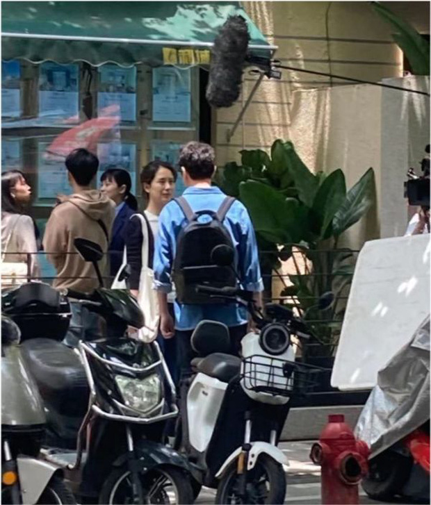 Phùng Thiệu Phong xuất hiện trên 1 con phố ở Thượng Hải