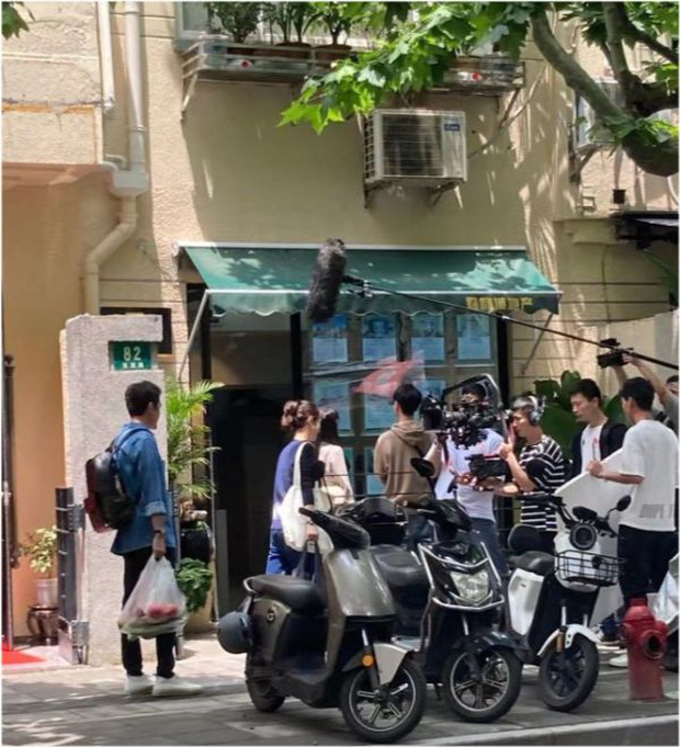 Nam diễn viên bận rộn trước ống kính máy quay, nhập tâm cho vai diễn mới