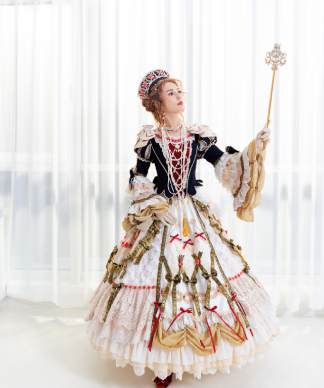 Lý Nhược Đồng trong bộ ảnh theo phong cách Lolita. Đội tóc giả, mặc trang phụ hoàng tộc, cô được nhận xét như 