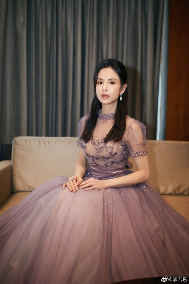 Sắc vóc xinh đẹp, trẻ trung của Lý Nhược Đồng ở tuổi 55.