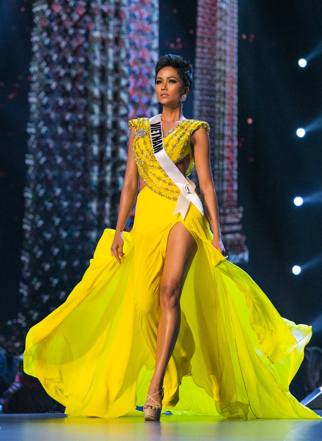 Mới đấy mà đã hơn 2 năm sau ngày Hoa hậu H'Hen Niê làm nên lịch sử tại Miss Universe 2018. Tại đêm Bán kết, nàng Hậu diện một thiết kế đầm vàng óng và thực hiện một pha xoay người xuất thần. Bộ đầm và màn trình diễn xuất sắc ấy đã giúp H'Hen Niê tiến sâu hơn vào đêm Chung kết và cũng nhờ vậy mà chúng ta có một H'Hen Niê Top 5 Miss Universe 2018 như ngày hôm nay.