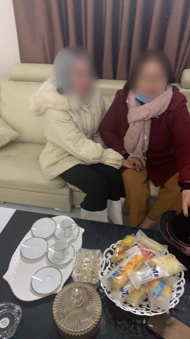 Bố mẹ cô gái xuống để đưa con mình về nhà.