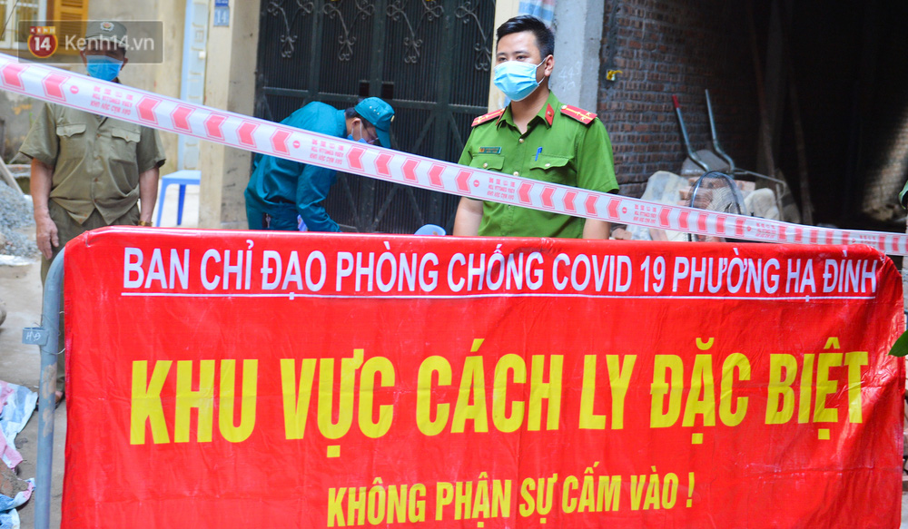 Theo ghi nhận của chúng tôi vào chiều cùng ngày, con ngõ 212 Khương Đình đã được lực lượng chức năng quận Thanh Xuân và phường Hạ Đình phong tỏa tạm thời