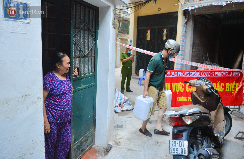 Được biết, ông H. đưa người nhà đi khám tại khoa Khám bệnh, Bệnh viện K Tân Triều ngày 5/5. Ông được lấy mẫu xét nghiệm và cho kết quả âm tính với SARS-CoV-2 ngày 8/5, được yêu cầu cách ly tại nhà. Ngày 16/5 ông sốt, ho, được lấy mẫu lần 2 và chuyển Bệnh viện Đa khoa Hà Đông điều trị, kết quả xét nghiệm dương tính ngày 17/5 do CDC Hà Nội thực hiện