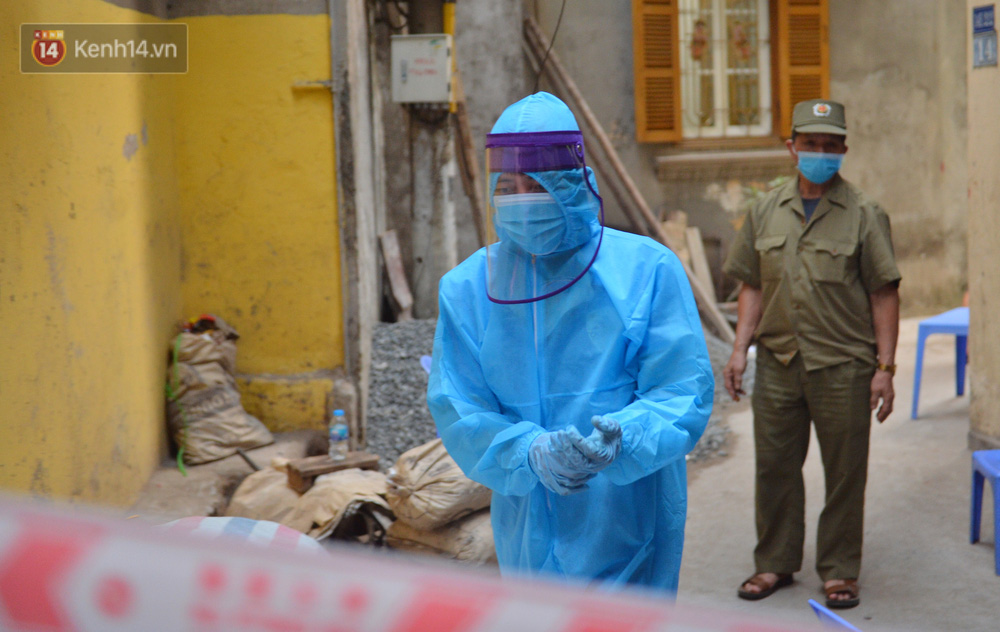 Trung tâm Y tế quận đã lấy mẫu xét nghiệm cho gần 100 người trong 20 hộ thuộc khu vực phong tỏa tạm thời; lấy mẫu xét nghiệm đối với 22 trường hợp liên quan