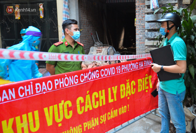 Được lực lượng chức năng nhắc nhở, một số người dân không đi vào khu vực bị cách ly