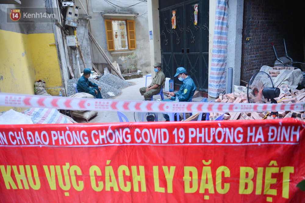 Trung tâm Kiểm soát bệnh tật (CDC) Hà Nội ghi nhận 2 trường hợp dương tính với SARS-CoV-2 mới, gồm 1 bệnh nhân liên quan đến Bệnh viện K cơ sở Tân Triều và 1 nam kỹ thuật viên BV Phổi TW. Cụ thể, trường hợp 1, T.V.H., nam, 60 tuổi, trú tại Khương Đình, phường Hạ Đình, quận Thanh Xuân