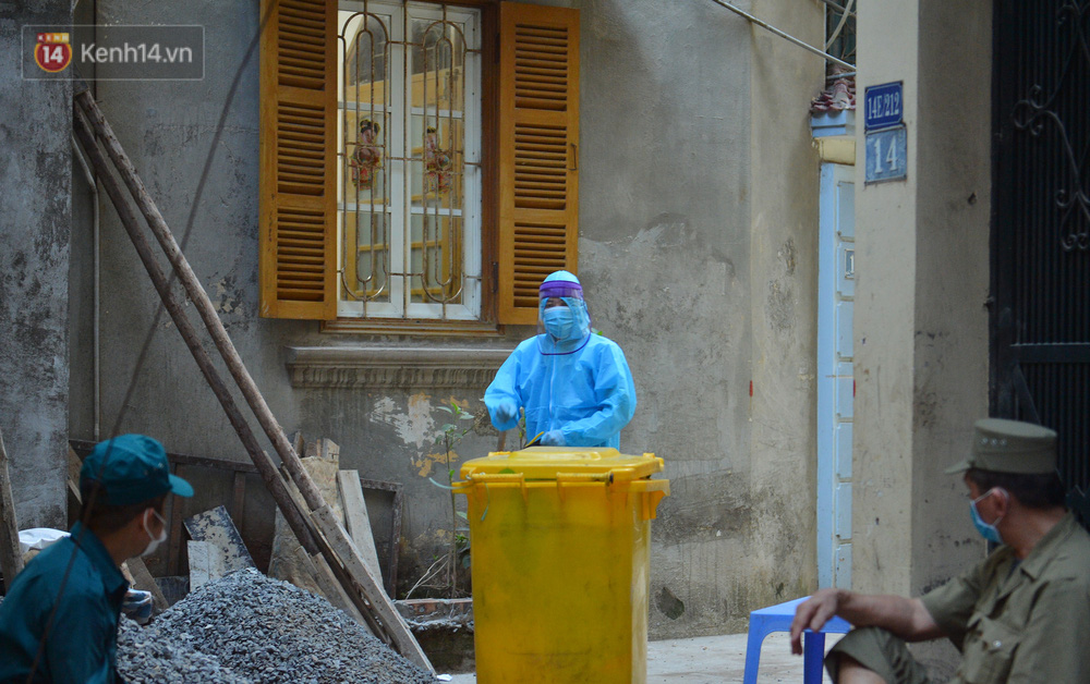 Cùng đó, phối hợp với phường Hạ Đình lấy mẫu xét nghiệm và chuyển cách ly tập trung 12 trường hợp F1; tiếp tục điều tra, truy vết các trường hợp F1, F2, F3