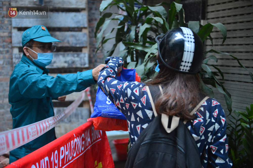 Một số người bắt đầu tiếp tế lương thực