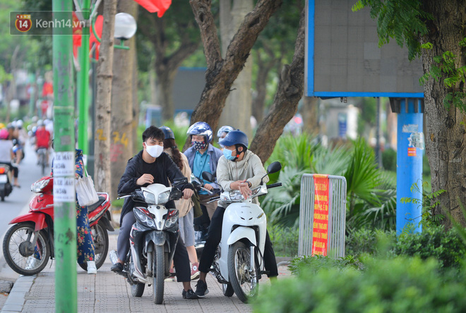 Khi được nhắc nhở, người dân lại đi từ bên trong ra bên ngoài tụ tập nói chuyện