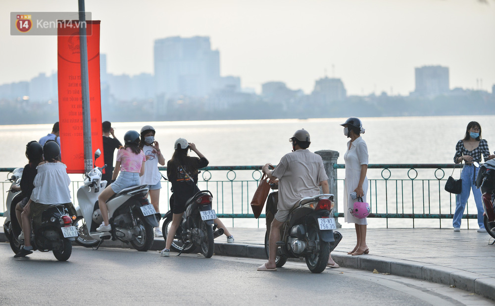 Ngày 11/5, Hà Nội ra chỉ thị 12 cấm tụ tập quá 10 người ngoài phạm vi trường học, công sở, địa điểm bầu cử, yêu cầu các cửa hàng ăn uống trong nhà phải giãn cách tối thiểu 2m. Cùng ngày, Hà Nội có thêm 1 văn bản nữa dừng hoạt động bia hơi và chợ cóc