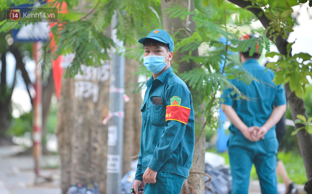 Được biết, bắt đầu từ chiều 10/5, công an phường quanh khu vực Hồ Tây như Bưởi, Quảng An, Xuân La... đã lập rào chắn tại khu vực ven hồ