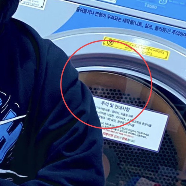 Trên ảnh của Marco có phản chiếu bóng của Hyebin