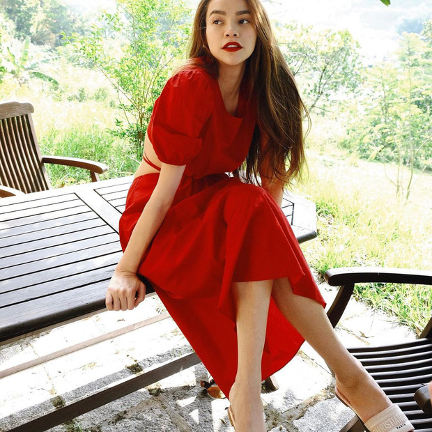 Ngay cả thiết kế điệu đà, thanh lịch như mẫu váy đỏ tay bồng Hà Hồ đang diện cũng hợp mix với những mẫu dép lê bản to, tạo nên tổng thể trang phục hài hòa, thoải mái và lý tưởng để diện đi dạo phố cuối tuần, hay trong những chuyến du lịch