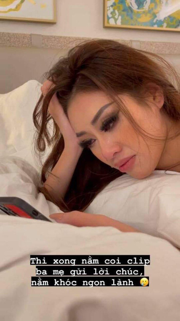 Khánh Vân không giấu nổi sự xúc động khi xem lại những lời chúc gia đình và người thân dành cho mình