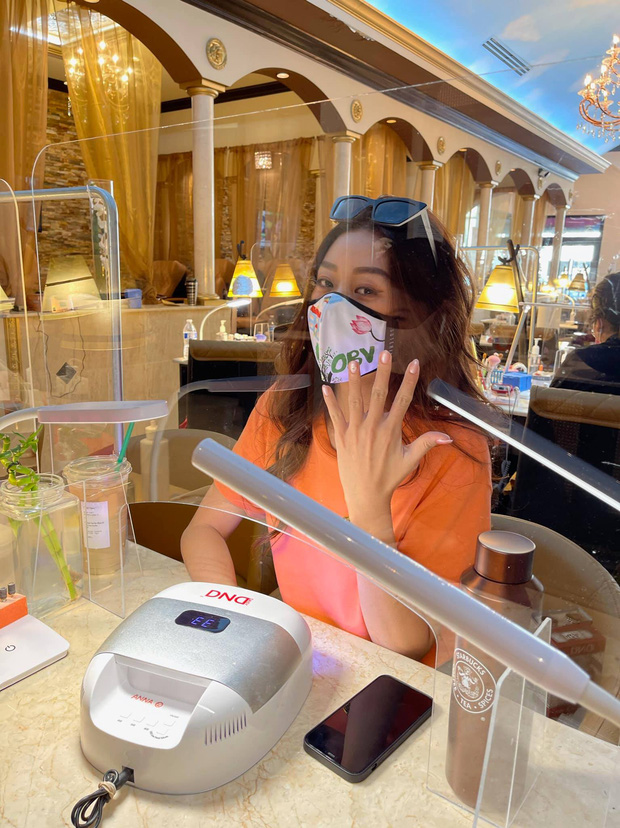 Ngay sáng hôm sau, Khánh Vân lập tức đi làm móng và khoe với khán giả 