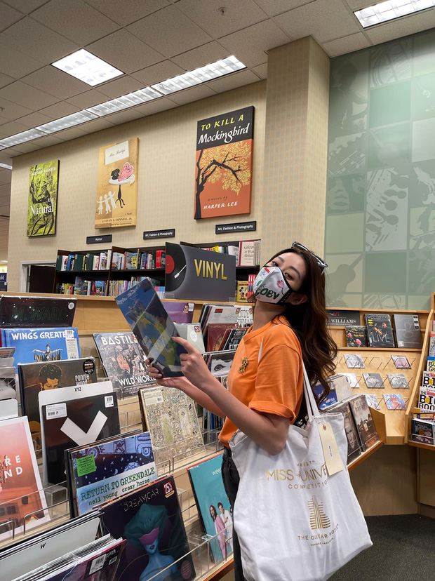 Cô nàng cũng tranh thủ ghé qua tiệm bán đĩa than trên đất Mỹ