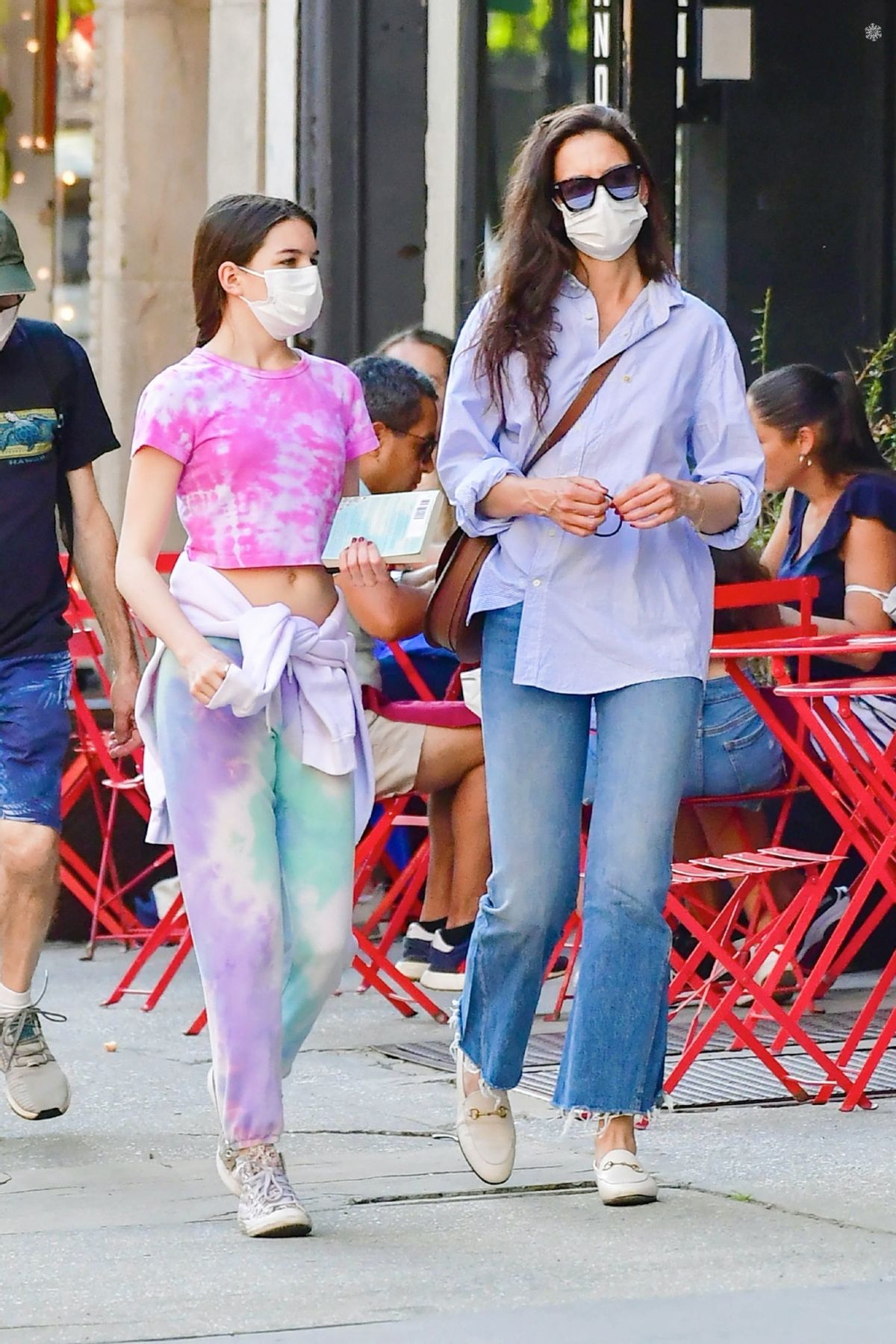 Mới 15 tuổi nhưng Suri Cruise đã đứng cao gần bằng mẹ. 