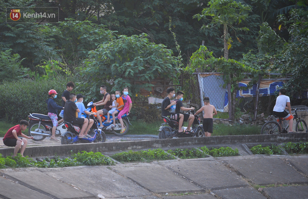 Tuy nhiên, theo ghi nhận của chúng tôi, hiện một số nơi trên địa bàn thành phố, người dân bắt đầu lơ là, chủ quan trong việc phòng chống dịch Covid-19