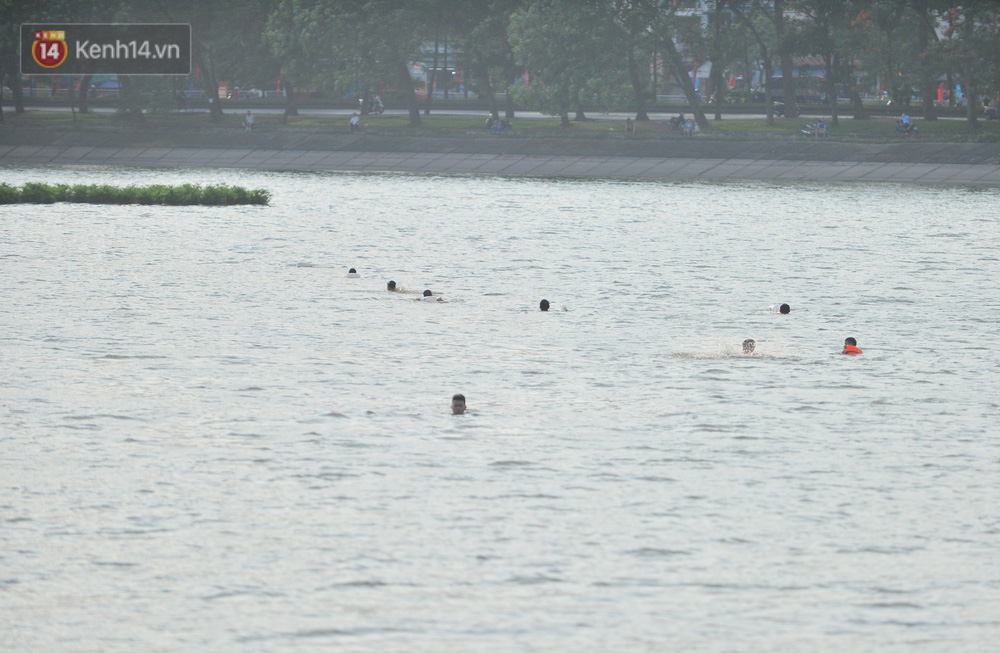 Từ 0h ngày 5/5, TP Hà Nội tạm dừng một số dịch vụ và hoạt động tiềm ẩn nguy cơ cao lây nhiễm dịch bệnh Covid-19 như: Các rạp, trung tâm chiếu phim; các cơ sở dịch vụ spa, massage, xông hơi; phòng tập gym; các hoạt động tập thể dục, thể thao, các sự kiện tập trung đông người tại khu vực công cộng, vườn hoa, công viên cho đến khi có chỉ đạo mới của Ban Chỉ đạo thành phố