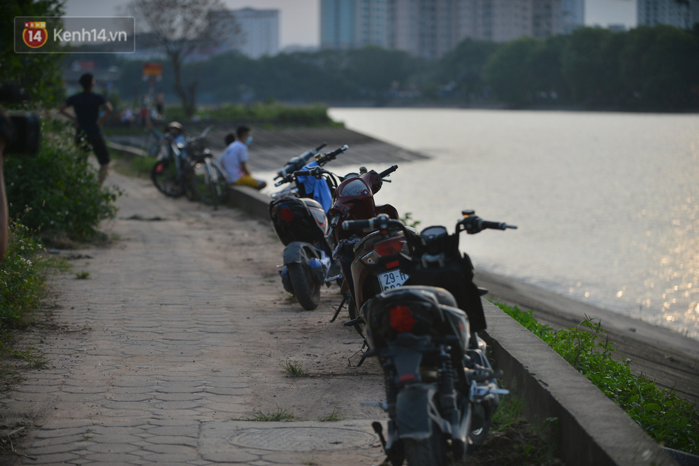 Không những bỏ qua quy định chống dịch, người dân còn bỏ qua quy định cấm bơi lội tại hồ Linh Đàm khi có vị trí sâu tới gần 5m