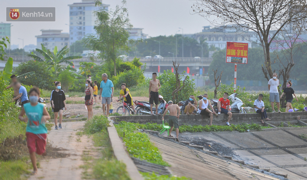 Bên dưới tắm hồ, bên trên rất nhiều người tụ tập theo dõi