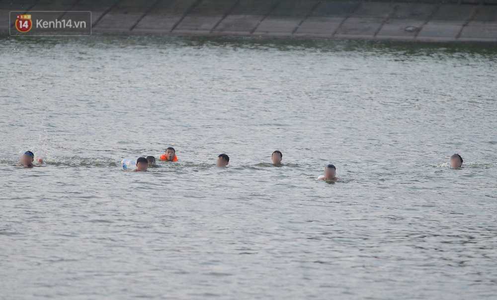 Ghi nhận của chúng tôi lúc 17h00 chiều, rất đông người dân đổ ra hồ Linh Đàm (phường Hoàng Liệt, Hoàng Mai, Hà Nội) tắm giải nhiệt