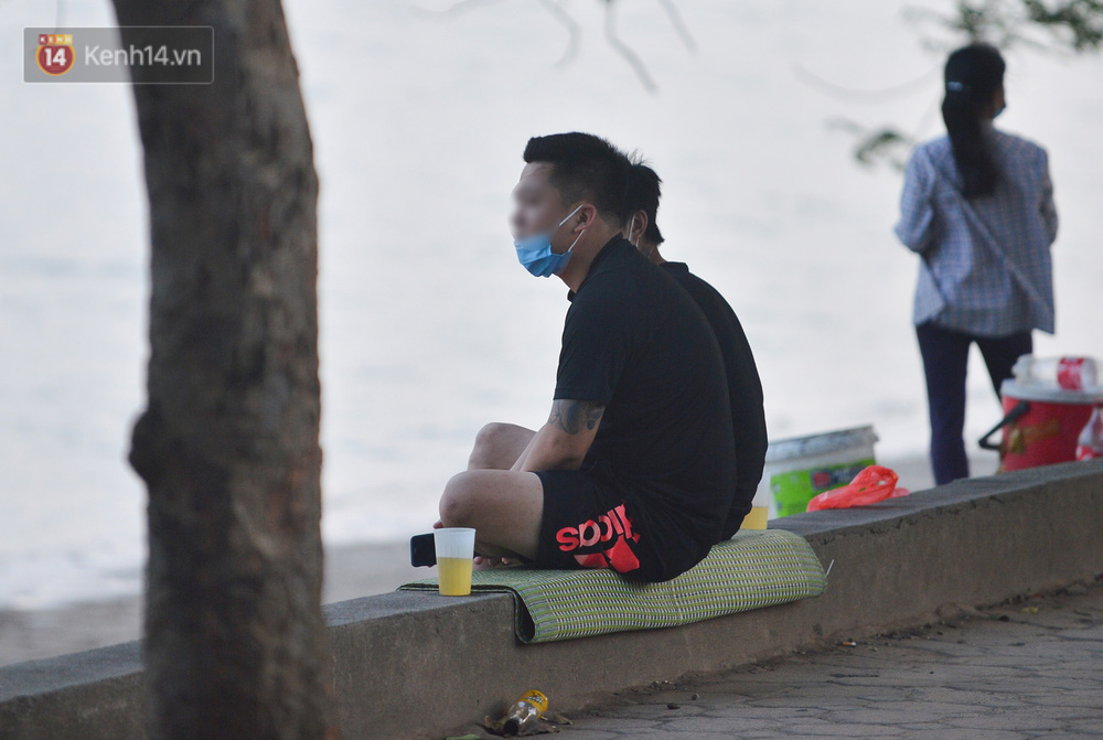 Đáng chú ý, hoạt động bán nước phía trên hồ Linh Đàm cũng diễn ra ngang nhiên, bất chấp lệnh cấm của UBND TP Hà Nội