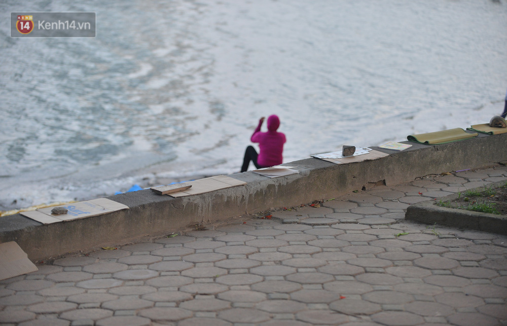 Các tấm bìa cát tông được những người bán nước đặt lên hồ cho khách ngồi